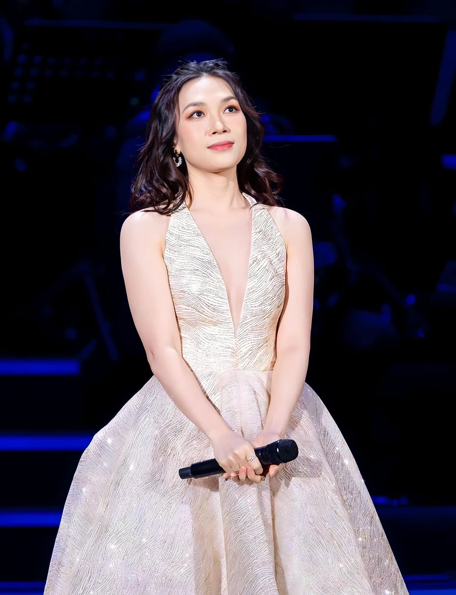 Mỹ Tâm kiếm 5.7 tỷ đồng/ngày: 45 tuổi "lão hoá ngược", làm gì cũng được cả nước ủng hộ