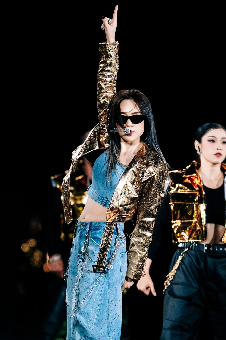 Mỹ Tâm kiếm 5.7 tỷ đồng/ngày: 45 tuổi "lão hoá ngược", làm gì cũng được cả nước ủng hộ