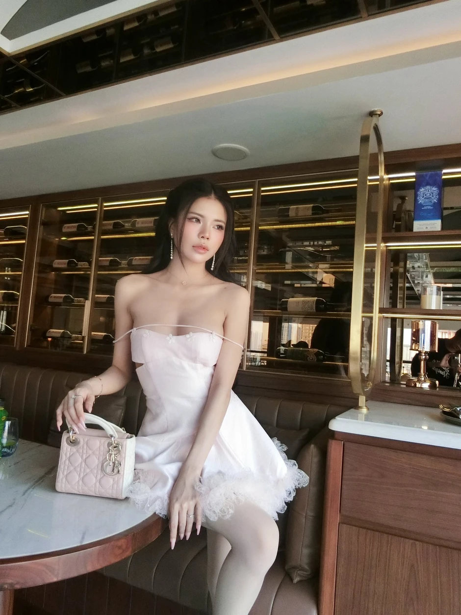 Mai Dora thả dáng giữa phố, diện váy trễ vai khiến anh em game thủ "tròn mắt"