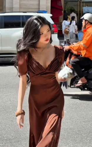 Mai Dora thả dáng giữa phố, diện váy trễ vai khiến anh em game thủ "tròn mắt"