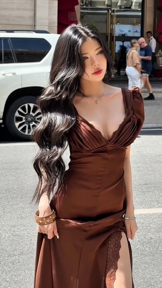 Mai Dora thả dáng giữa phố, diện váy trễ vai khiến anh em game thủ "tròn mắt"