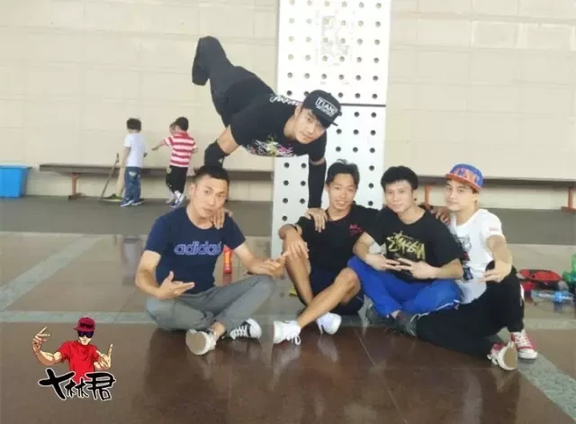Breakdance 29 giây của chàng trai cụt 2 chân bên lề đường gây bão: Đừng tiếc nuối thay tôi