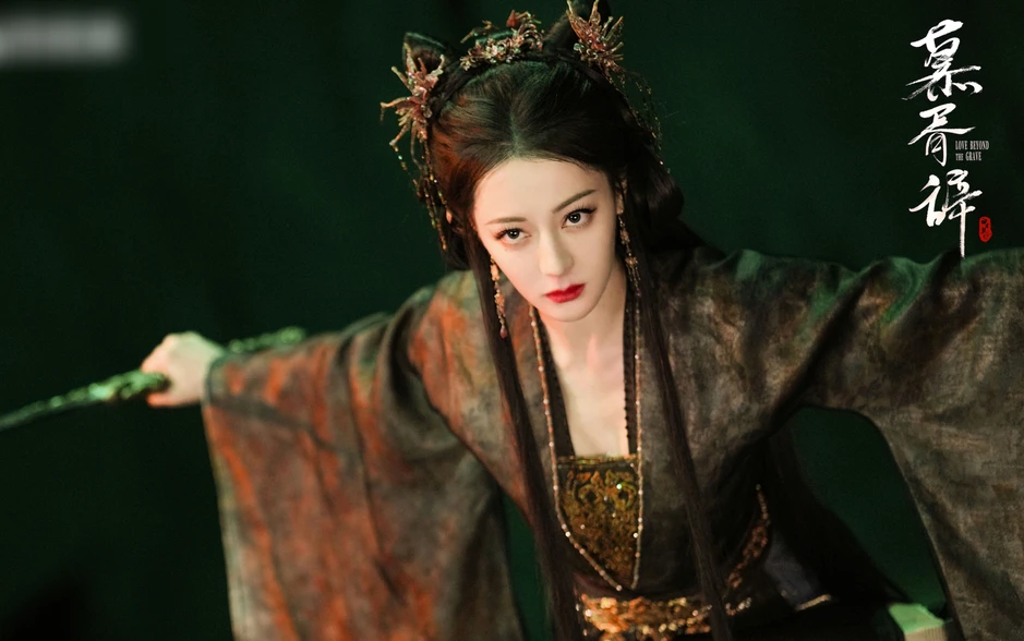 Màn tỏ tình viral khắp MXH của Địch Lệ Nhiệt Ba và Trần Phi Vũ