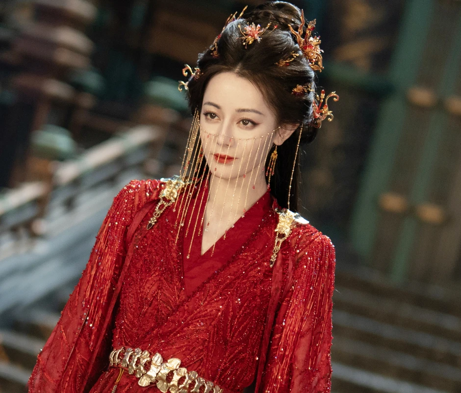 Màn tỏ tình viral khắp MXH của Địch Lệ Nhiệt Ba và Trần Phi Vũ