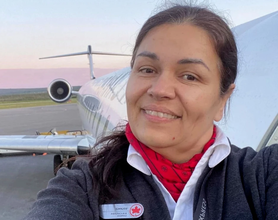 Máy bay va chạm, nữ tiếp viên bị hất văng ra ngoài đường băng 100 mét