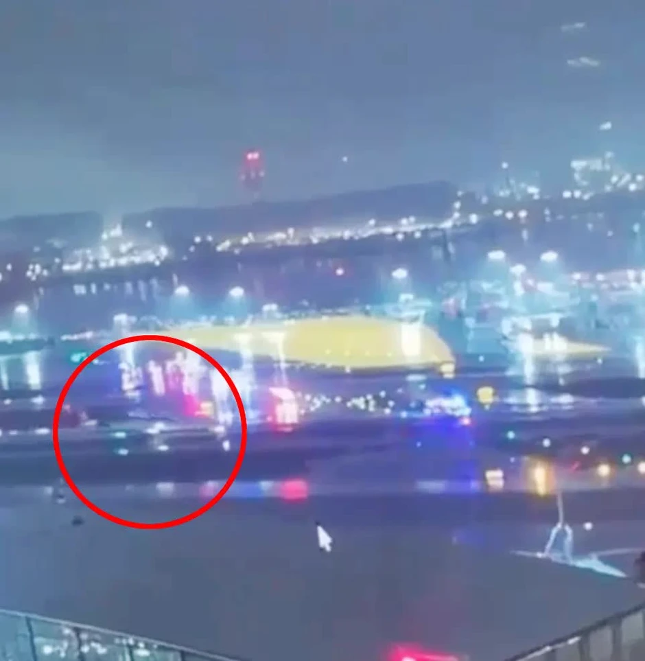 Máy bay va chạm, nữ tiếp viên bị hất văng ra ngoài đường băng 100 mét