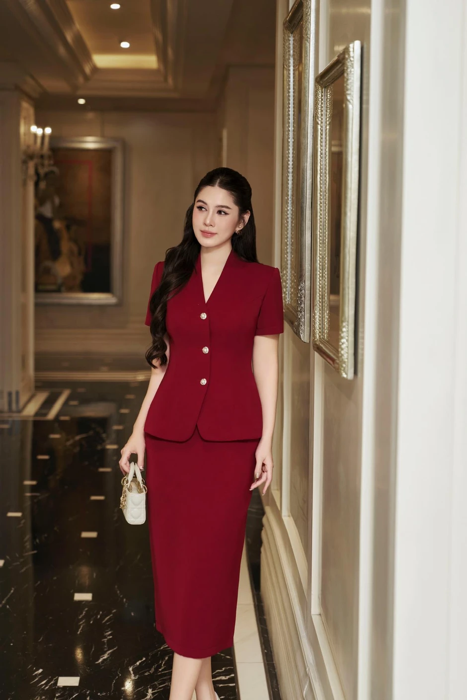 MC Thu Hoài biến phim trường thành sàn diễn