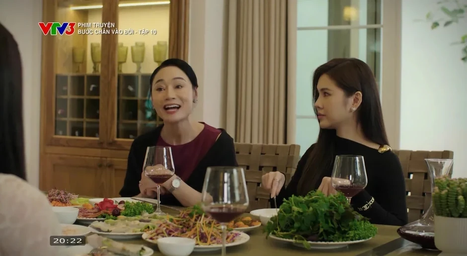 MC Thu Hoài biến phim trường thành sàn diễn