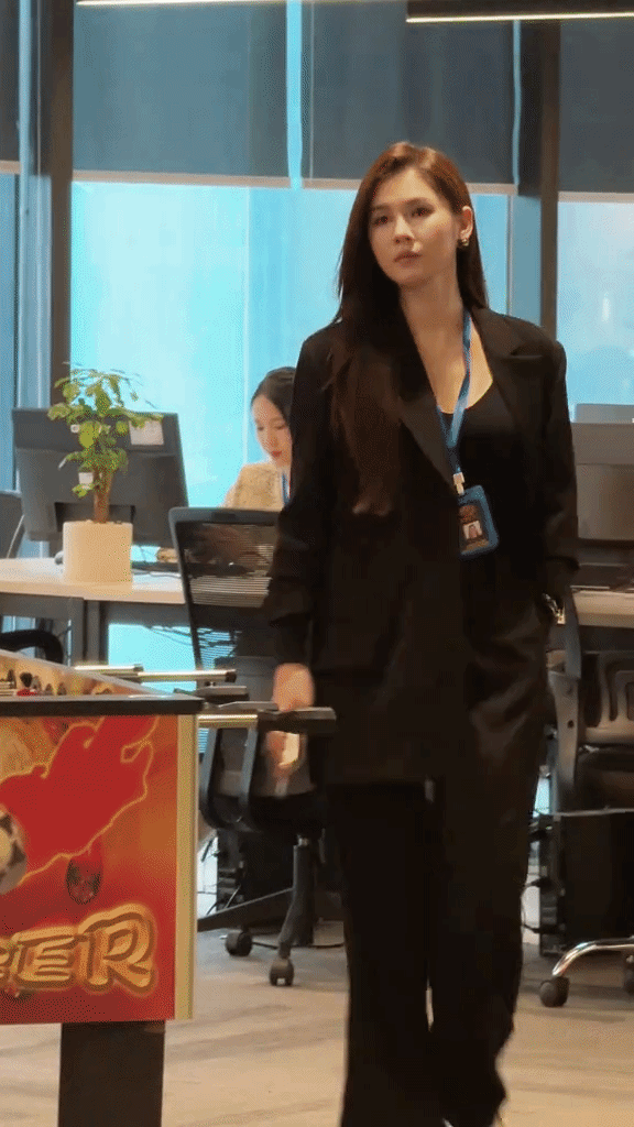 MC Thu Hoài biến phim trường thành sàn diễn