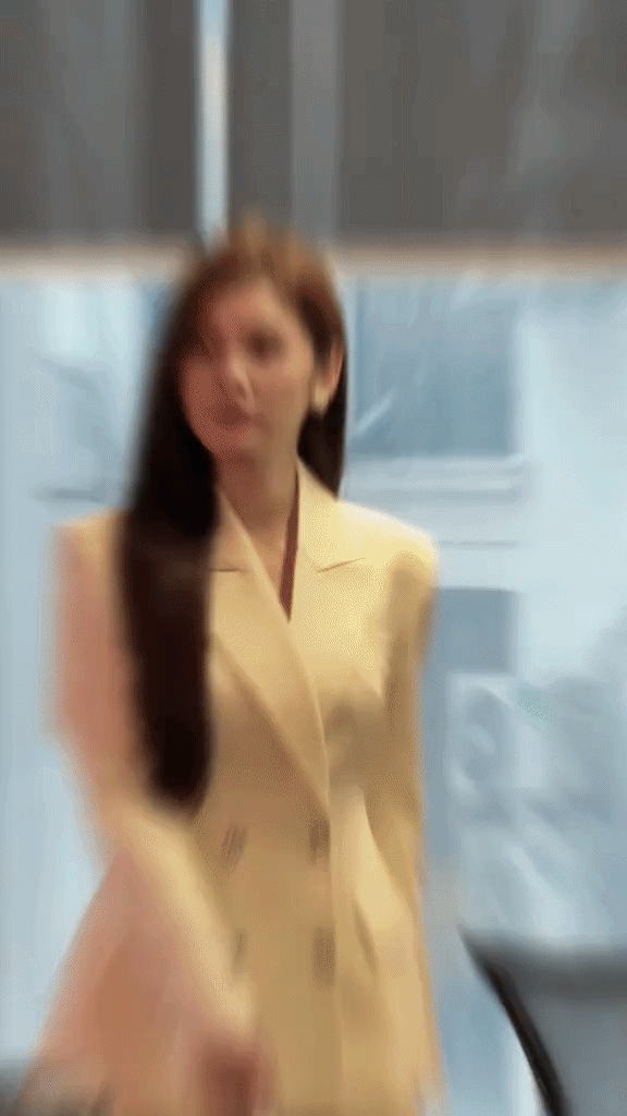 MC Thu Hoài biến phim trường thành sàn diễn