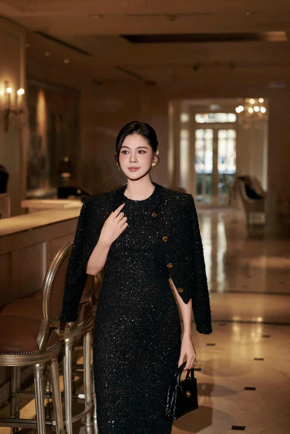 MC Thu Hoài biến phim trường thành sàn diễn