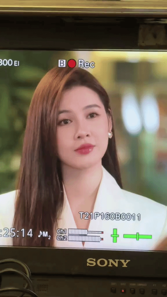 MC Thu Hoài biến phim trường thành sàn diễn