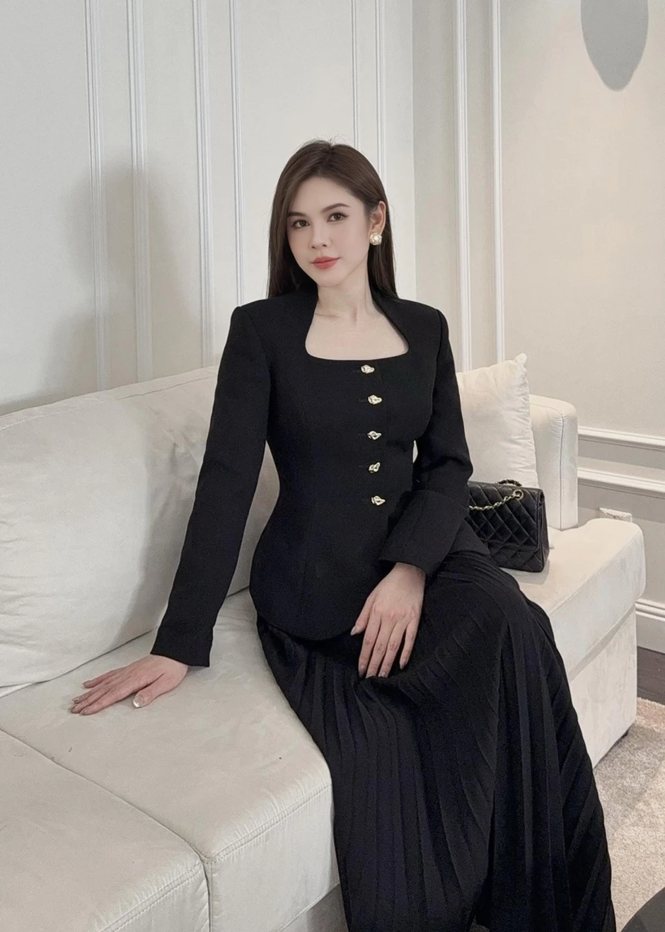 MC Thu Hoài biến phim trường thành sàn diễn