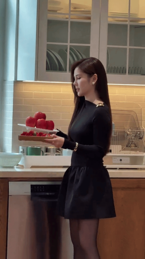 MC Thu Hoài biến phim trường thành sàn diễn