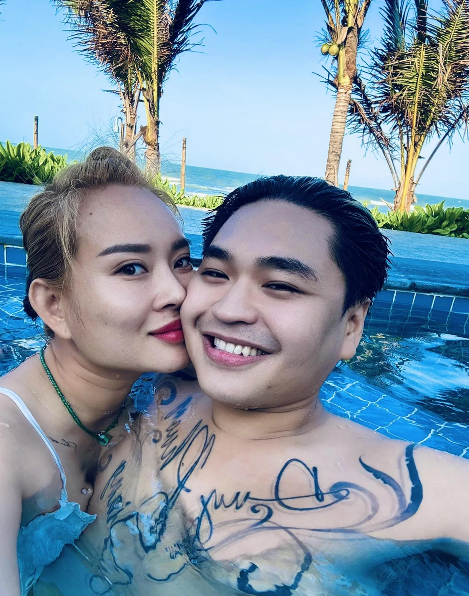 Mẹ đơn thân có 2 con riêng ngoại hình giản dị nhưng nam ca sĩ Việt vẫn si mê suốt 15 năm