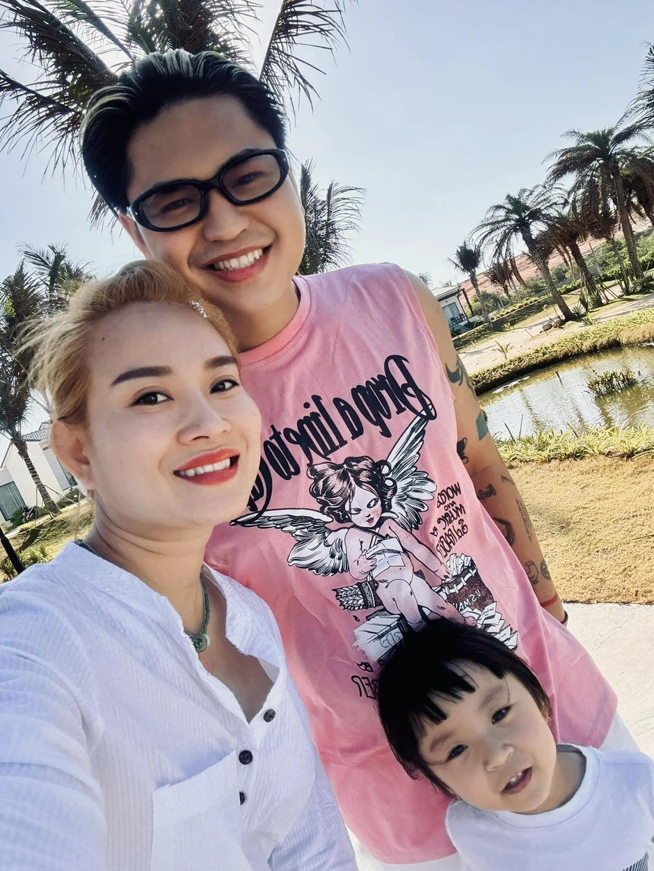 Mẹ đơn thân có 2 con riêng ngoại hình giản dị nhưng nam ca sĩ Việt vẫn si mê suốt 15 năm