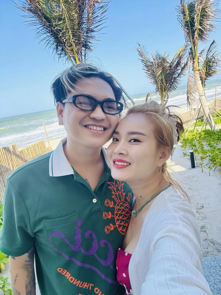 Mẹ đơn thân có 2 con riêng ngoại hình giản dị nhưng nam ca sĩ Việt vẫn si mê suốt 15 năm