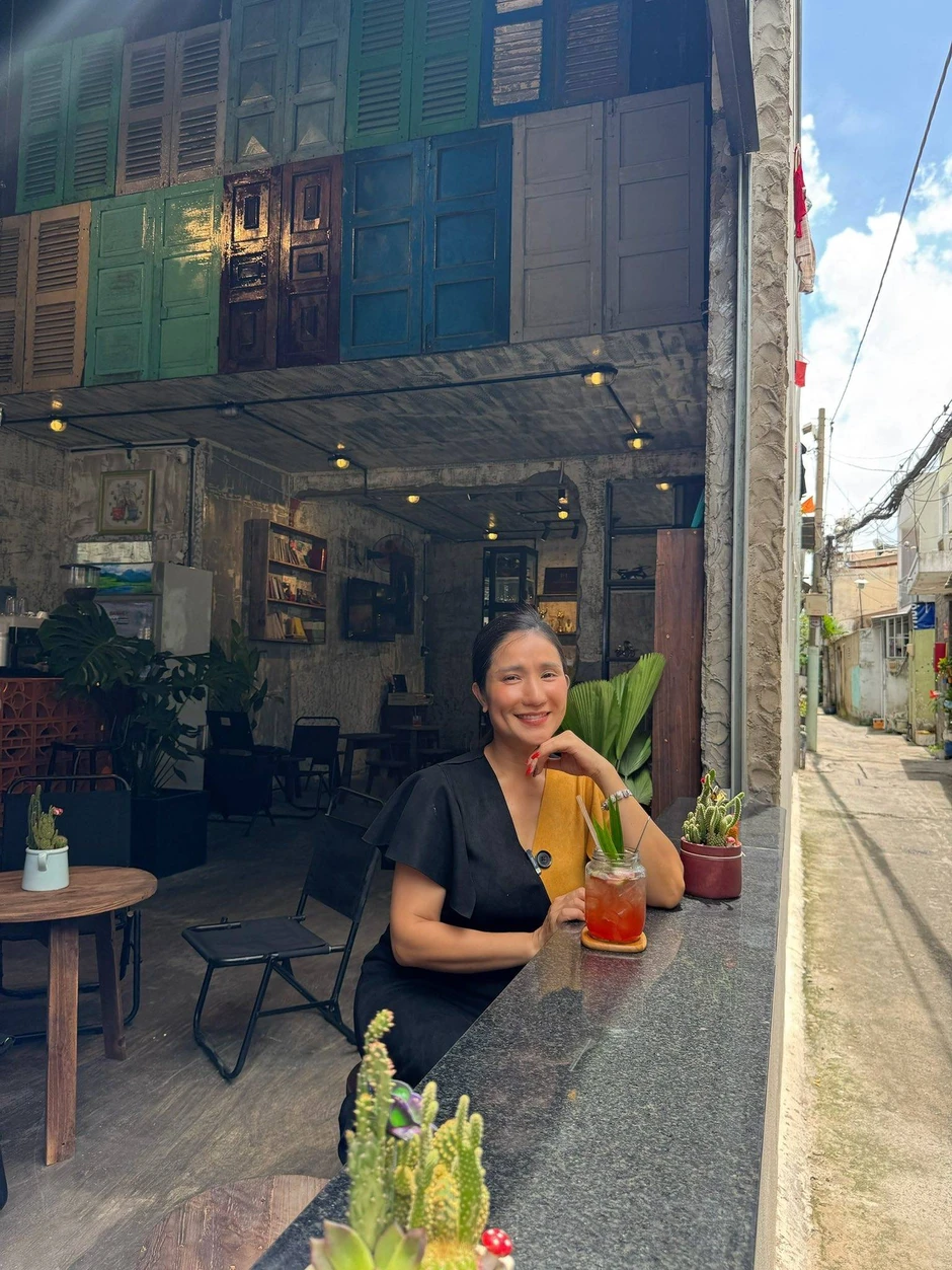 Mẹ đơn thân là NSƯT nổi tiếng miền Nam một thời: U50 đi bán cafe ở Gò Vấp, 25 nghìn một ly