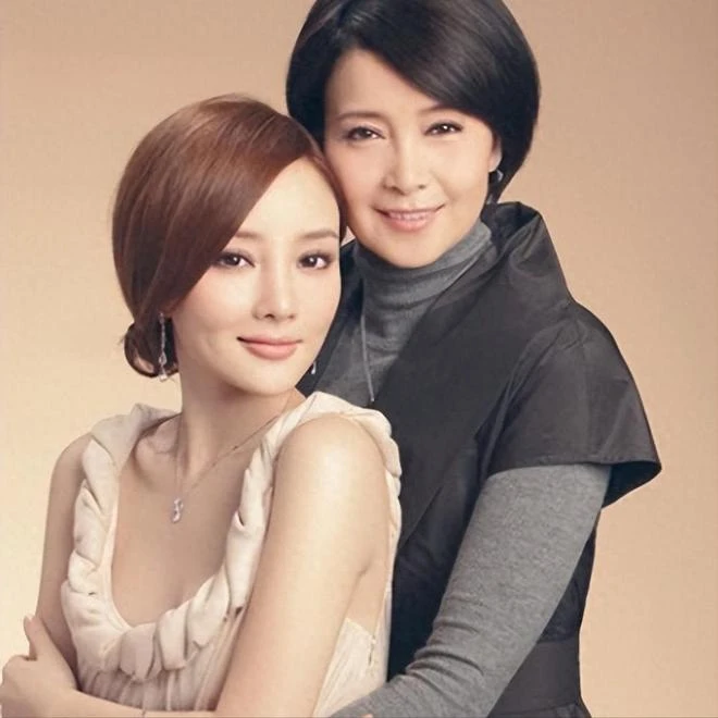 Mẹ Lý Tiểu Lộ hối hận cả đời vì để con gái lấy chồng “đũa lệch”