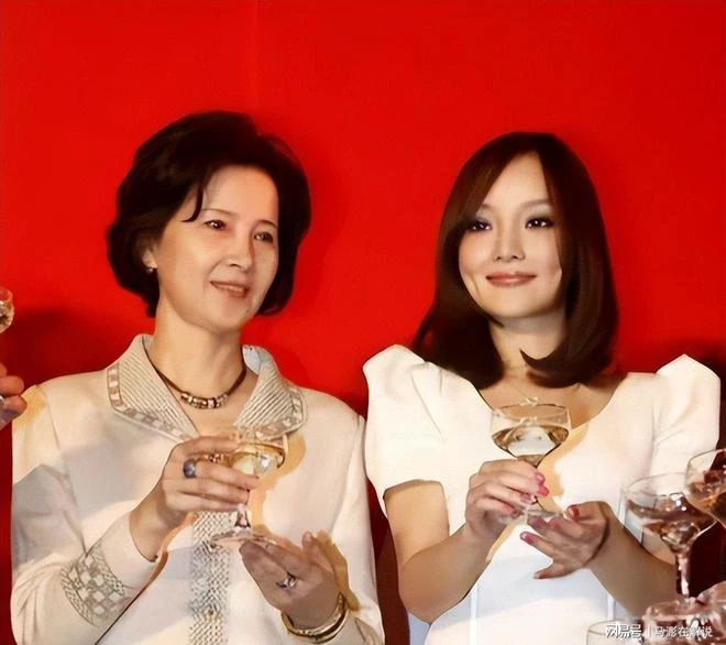 Mẹ Lý Tiểu Lộ hối hận cả đời vì để con gái lấy chồng “đũa lệch”