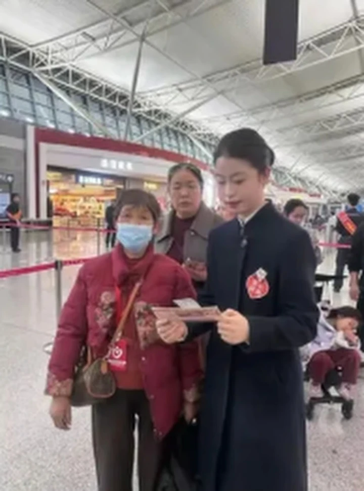 Mẹ vợ mù chữ lần đầu đi máy bay: chàng rể chu đáo dán thư cầu cứu lên vali Mẹ vợ mù chữ lần đầu đi máy bay: chàng rể chu đáo dán thư cầu cứu lên vali