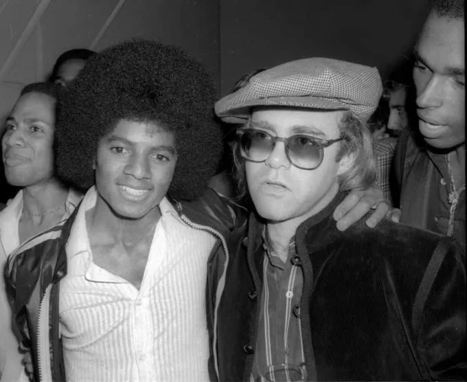 Michael Jackson đối mặt với cáo buộc lạm dụng trẻ em tại căn nhà của Elton John và Elizabeth Taylor