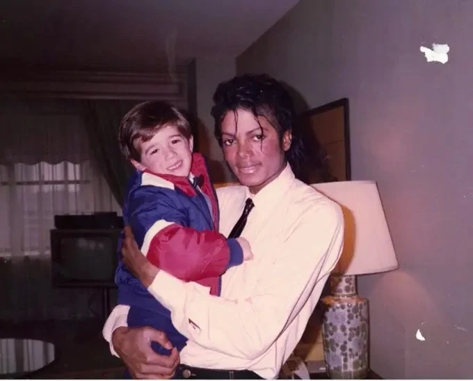 Michael Jackson đối mặt với cáo buộc lạm dụng trẻ em tại căn nhà của Elton John và Elizabeth Taylor