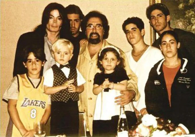 Michael Jackson đối mặt với cáo buộc lạm dụng trẻ em tại căn nhà của Elton John và Elizabeth Taylor