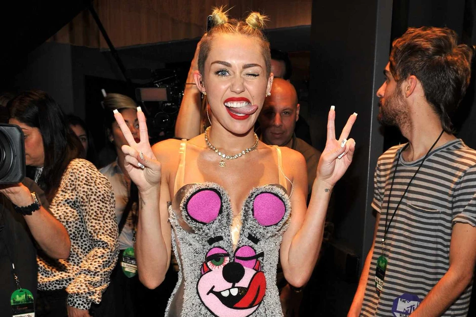 Miley Cyrus có phải "ma cà rồng" không?