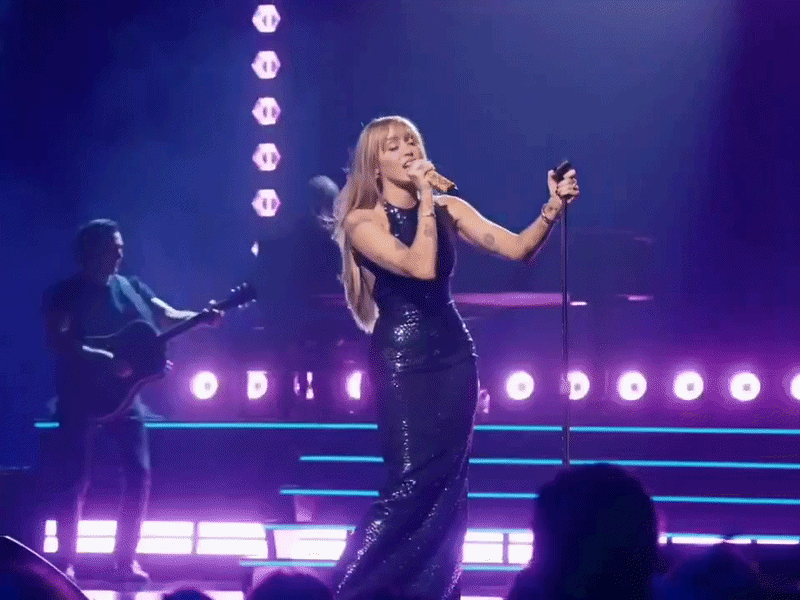 Miley Cyrus hoá thân Hannah Montana sau 2 thập kỷ, nhan sắc U40 bẻ cong thời gian!