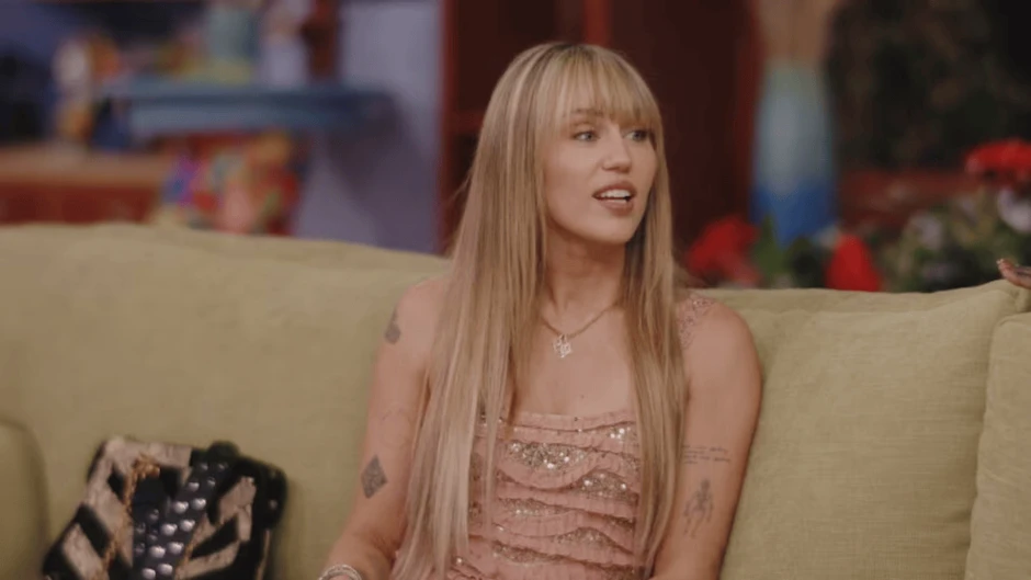 Miley Cyrus hoá thân Hannah Montana sau 2 thập kỷ, nhan sắc U40 bẻ cong thời gian!