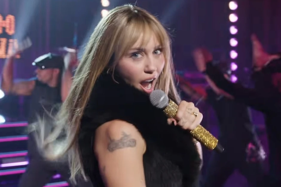 Miley Cyrus hoá thân Hannah Montana sau 2 thập kỷ, nhan sắc U40 bẻ cong thời gian!