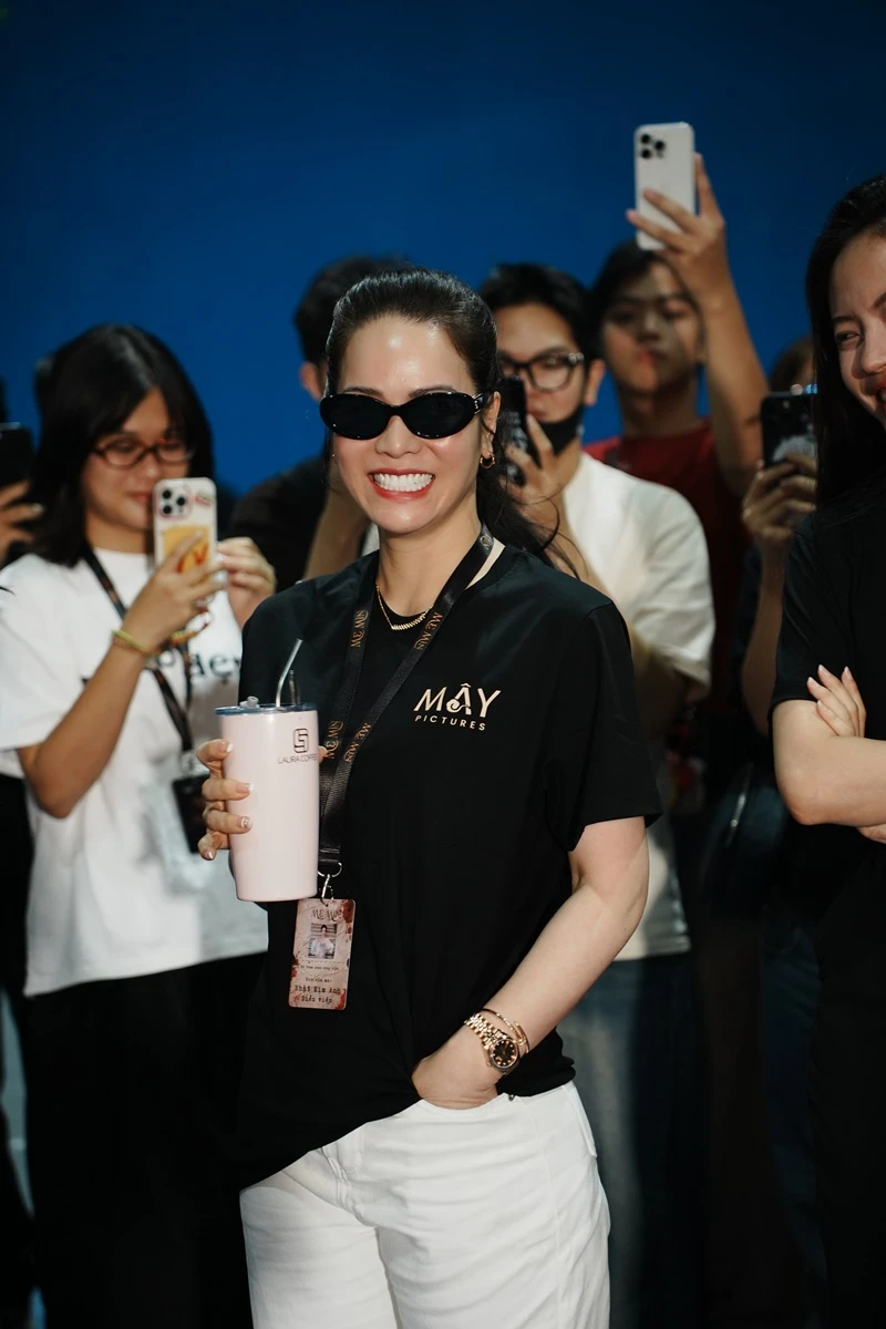 Minh Hằng đã làm gì với gương mặt của mình vậy? Minh Hằng đã làm gì với gương mặt của mình vậy?