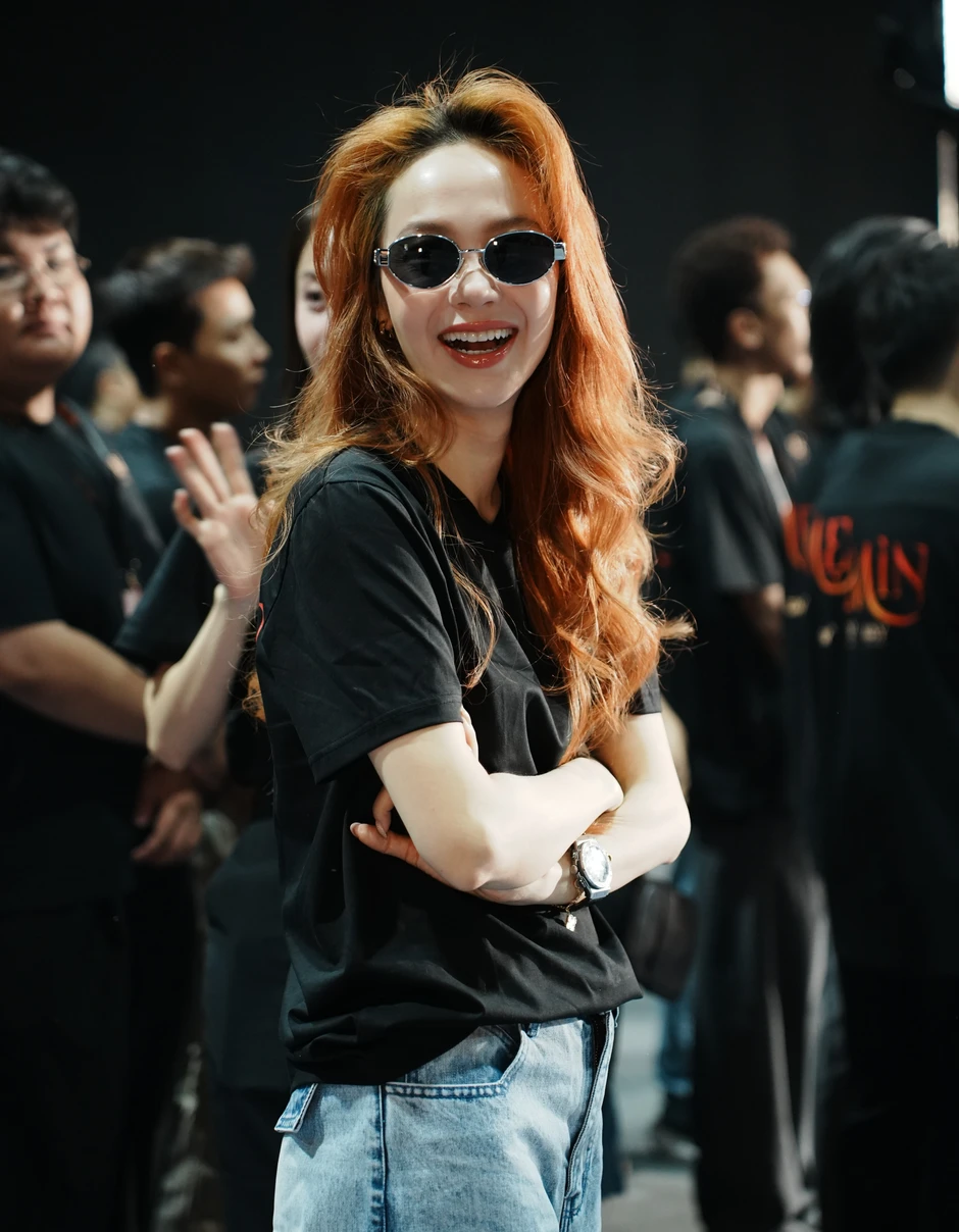 Minh Hằng đã làm gì với gương mặt của mình vậy? Minh Hằng đã làm gì với gương mặt của mình vậy?