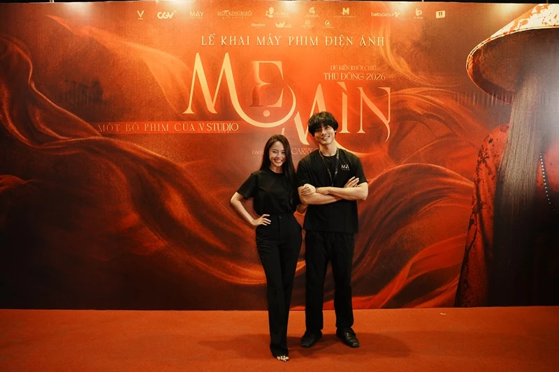 Minh Hằng đã làm gì với gương mặt của mình vậy? Minh Hằng đã làm gì với gương mặt của mình vậy?