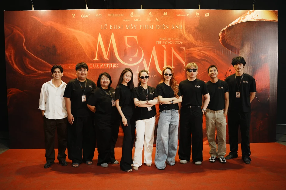 Minh Hằng đã làm gì với gương mặt của mình vậy? Minh Hằng đã làm gì với gương mặt của mình vậy?