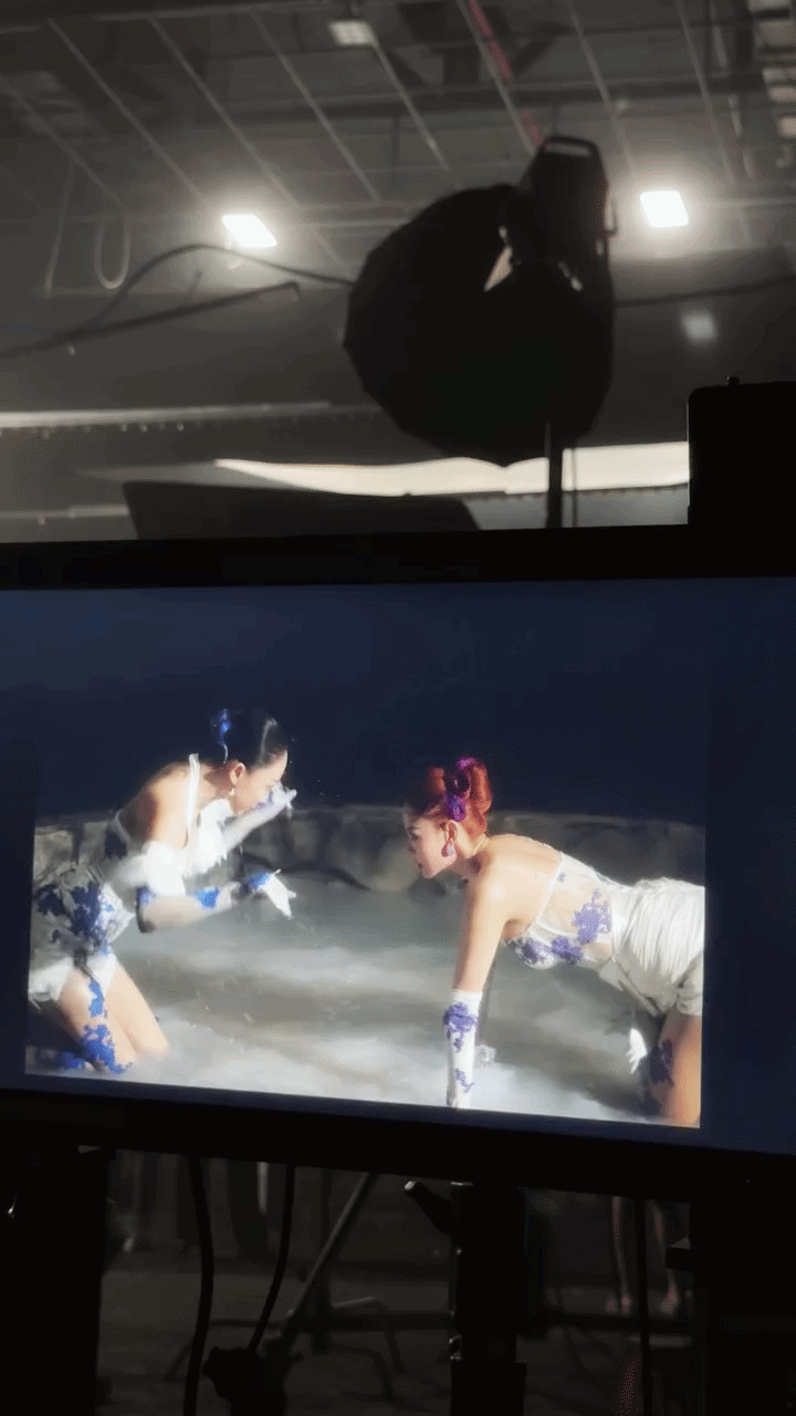 Minh Hằng và Tóc Tiên đang làm chuyện gì vậy?