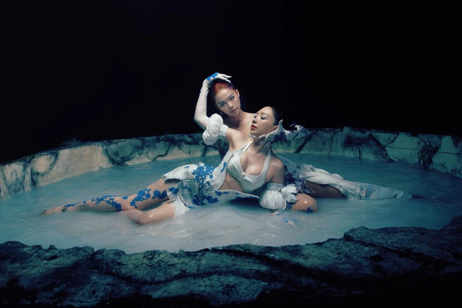 Minh Hằng và Tóc Tiên đang làm chuyện gì vậy?