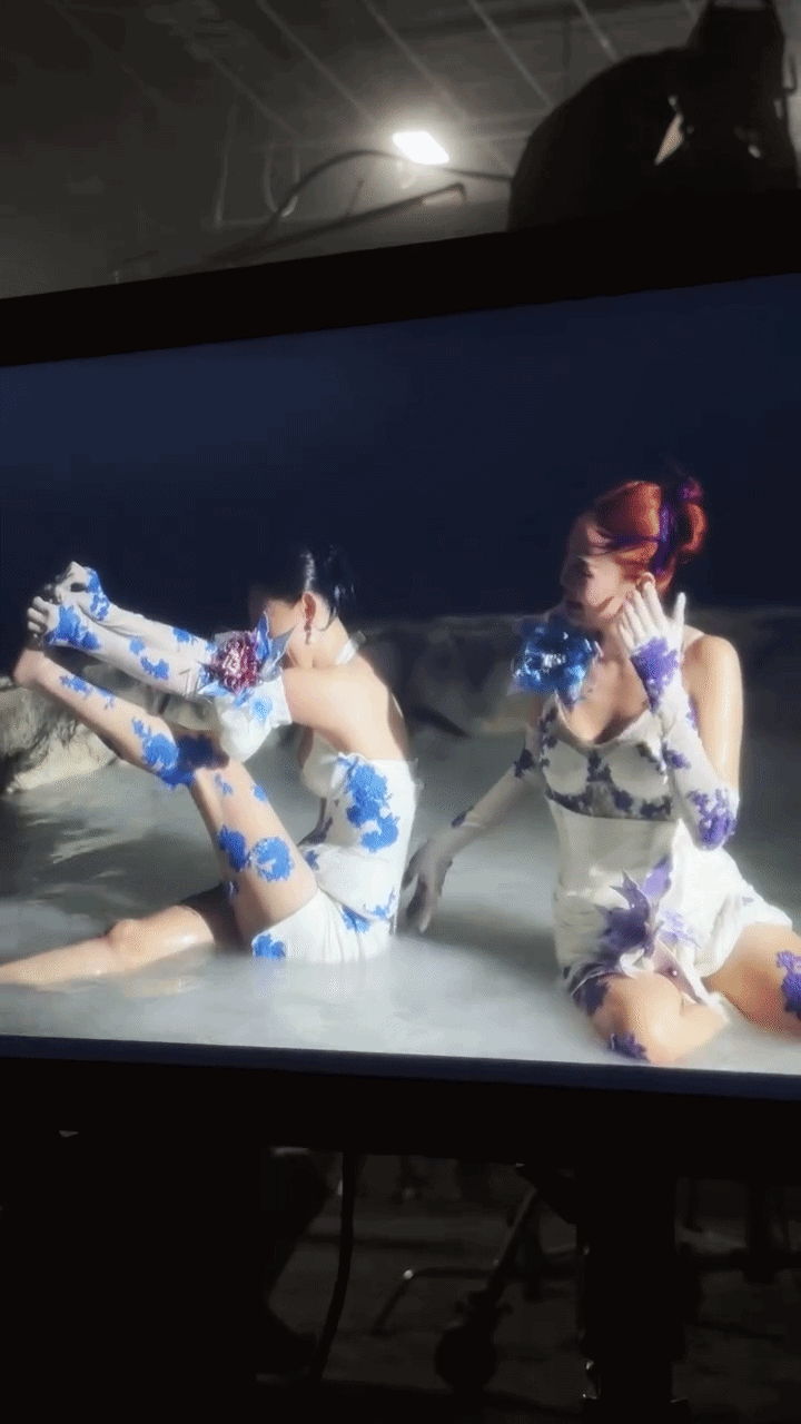 Minh Hằng và Tóc Tiên đang làm chuyện gì vậy?