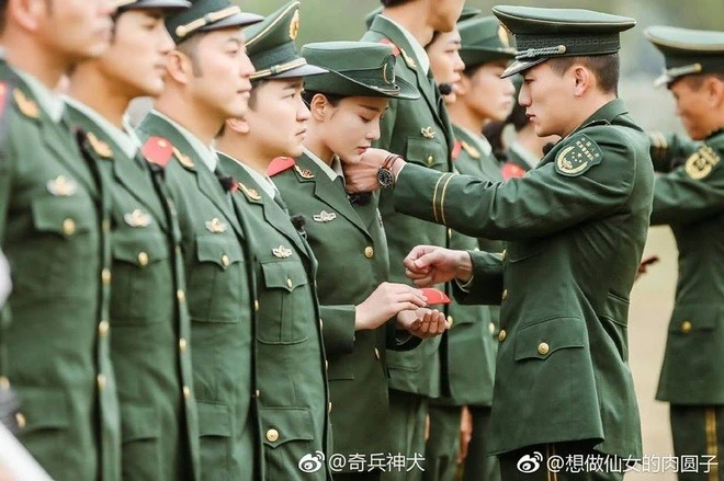 Minh tinh - sĩ quan đặc công nên duyên nhờ show nhập ngũ: "Chân mệnh thiên tử của em là anh hùng đúng nghĩa"