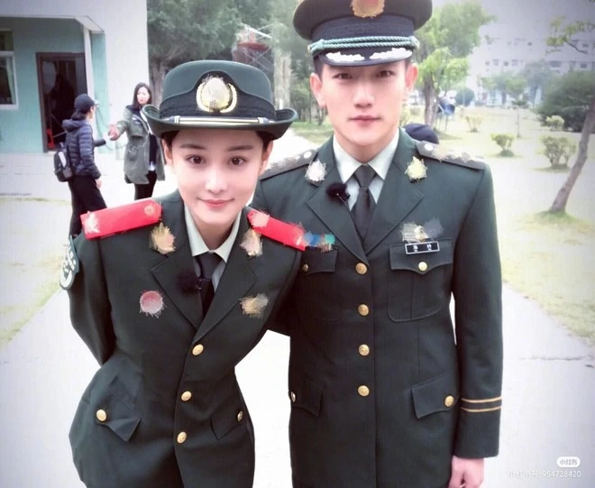 Minh tinh - sĩ quan đặc công nên duyên nhờ show nhập ngũ: "Chân mệnh thiên tử của em là anh hùng đúng nghĩa"