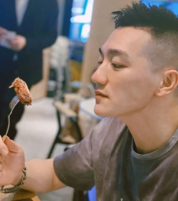 Minh tinh - sĩ quan đặc công nên duyên nhờ show nhập ngũ: "Chân mệnh thiên tử của em là anh hùng đúng nghĩa"