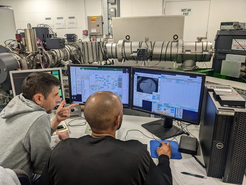 Mở niêm phong sau nửa thế kỷ, mẫu vật từ tàu NASA gây sốc