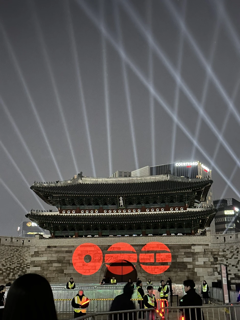 Một đêm trước concert miễn phí của BTS: Trăm nghìn người đổ bộ Gwanghwamun