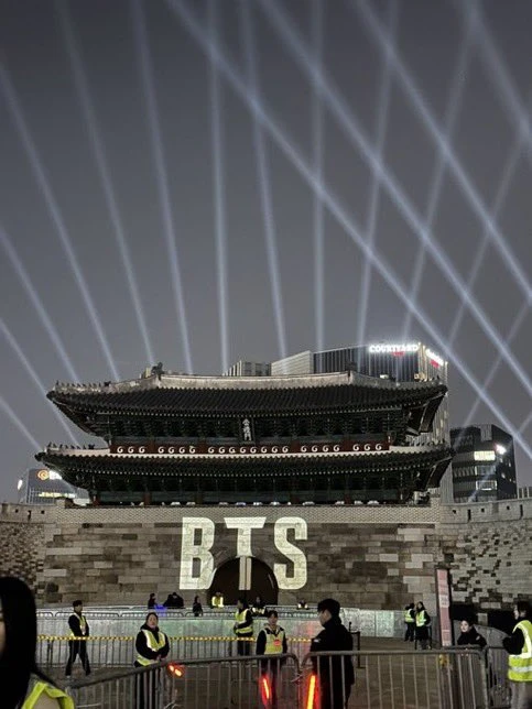 Một đêm trước concert miễn phí của BTS: Trăm nghìn người đổ bộ Gwanghwamun