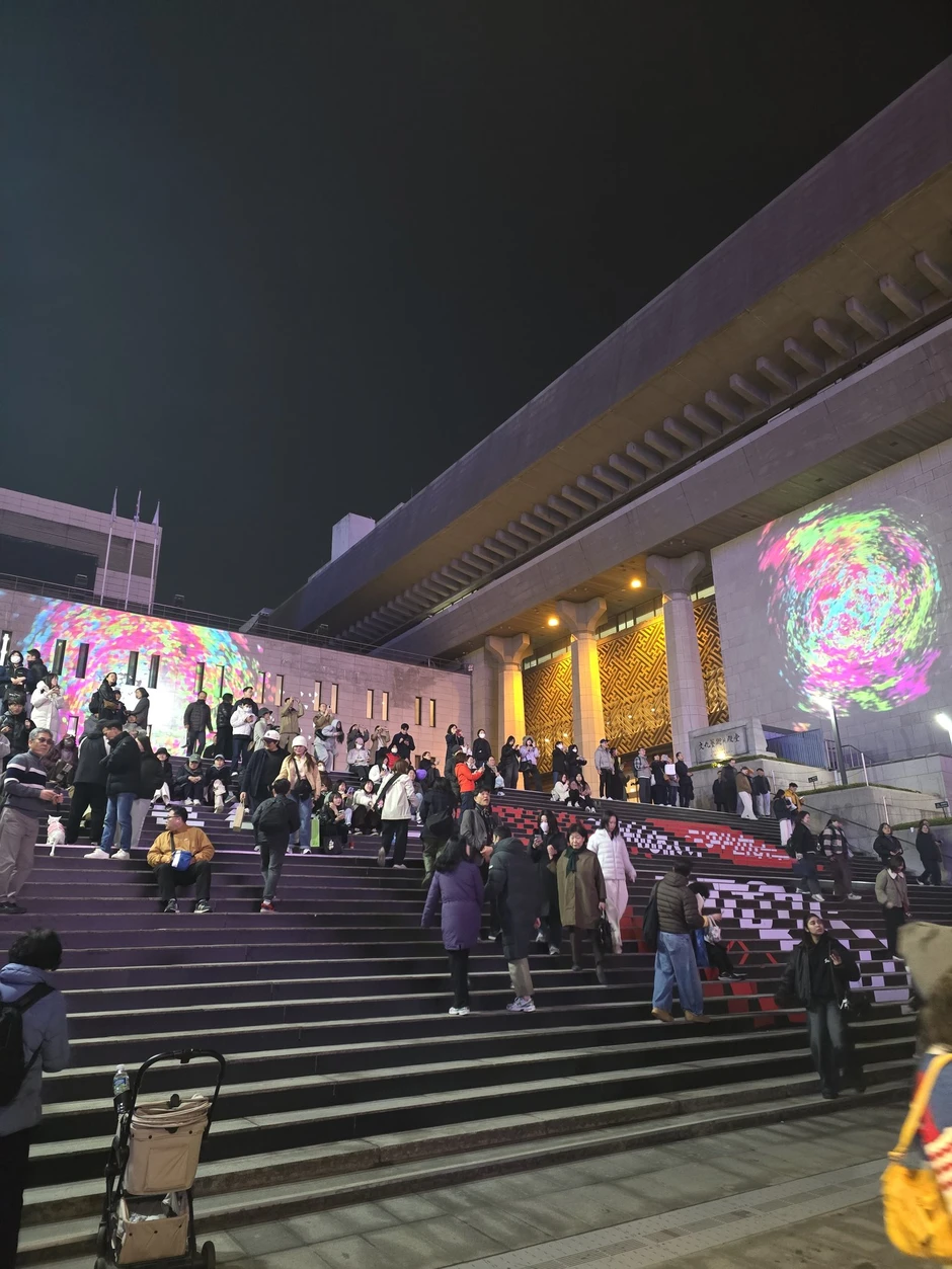 Một đêm trước concert miễn phí của BTS: Trăm nghìn người đổ bộ Gwanghwamun