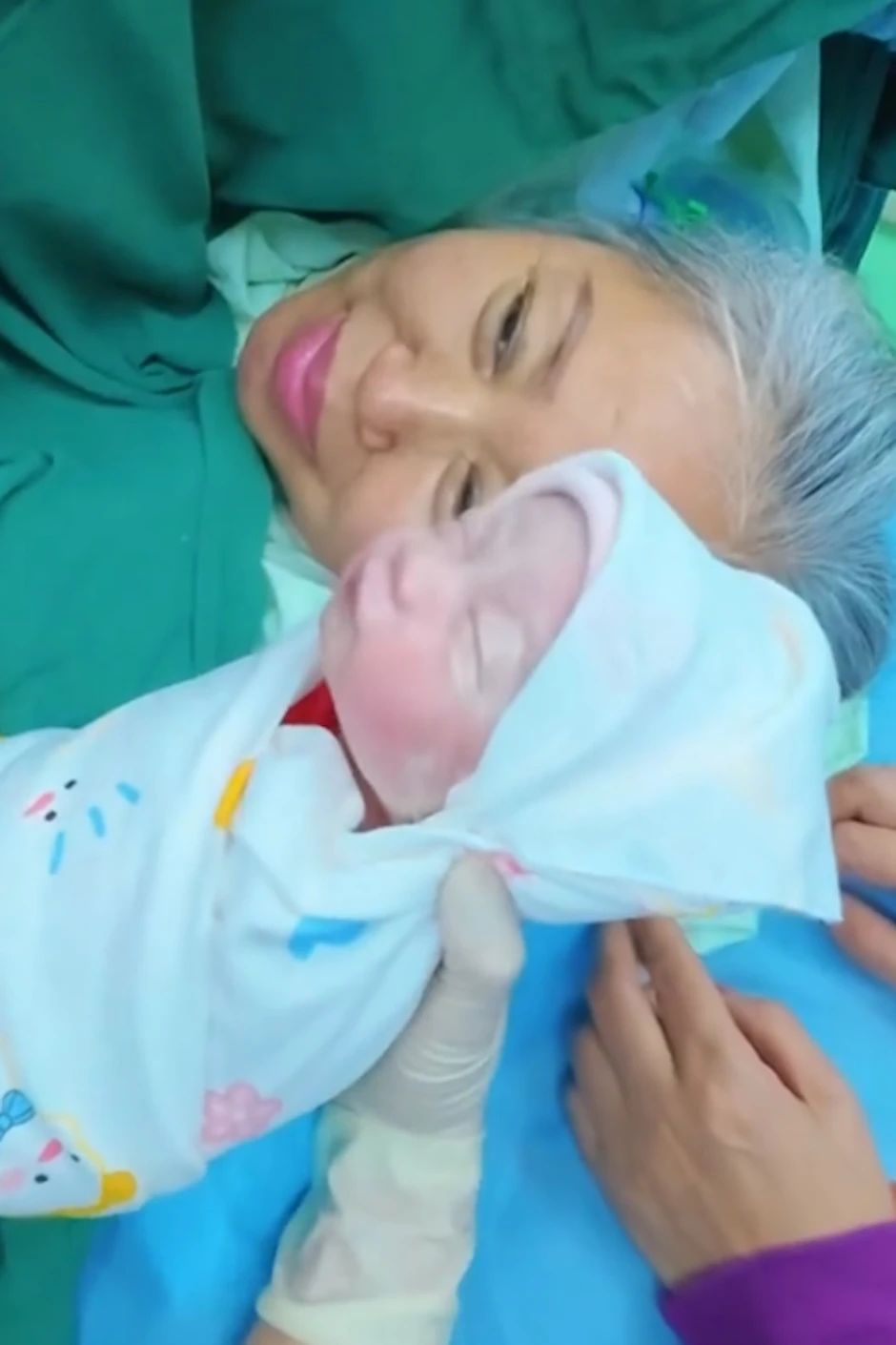 Một sản phụ sinh con ở tuổi 63 nhờ IVF, nhiều người tranh cãi