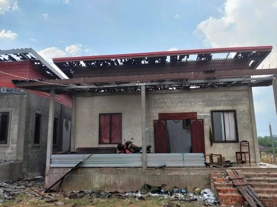 Mưa đá dội xuống Viêng Chăn: Hàng nghìn mái nhà bị "xé toạc", trường học, chùa chiền cũng bị phá hủy, người dân bàng hoàng trong cảnh đổ nát Mưa đá dội xuống Viêng Chăn: Hàng nghìn mái nhà bị "xé toạc", trường học, chùa chiền cũng bị phá hủy, người dân bàng hoàng trong cảnh đổ nát