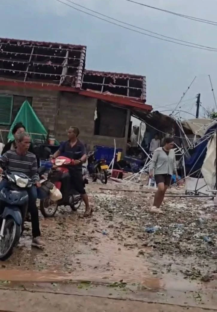 Mưa đá dội xuống Viêng Chăn: Hàng nghìn mái nhà bị "xé toạc", trường học, chùa chiền cũng bị phá hủy, người dân bàng hoàng trong cảnh đổ nát Mưa đá dội xuống Viêng Chăn: Hàng nghìn mái nhà bị "xé toạc", trường học, chùa chiền cũng bị phá hủy, người dân bàng hoàng trong cảnh đổ nát