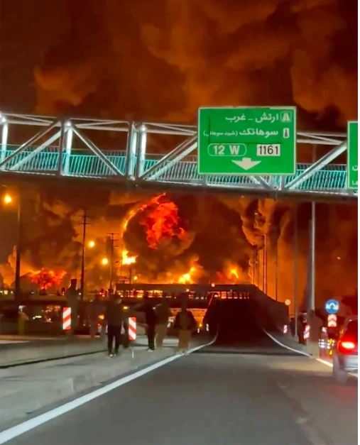 Israel không kích cơ sở dầu mỏ Iran giữa trận mưa độc ở Tehran Israel không kích cơ sở dầu mỏ Iran giữa trận mưa độc ở Tehran